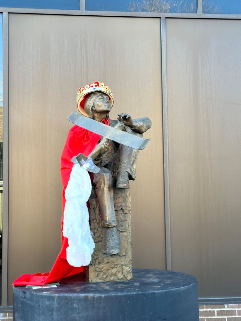 A boy statue decorated to look like a king 
