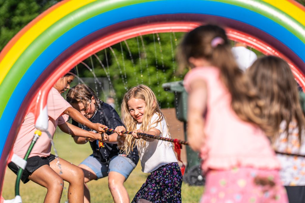 Kids playing tug of war 
